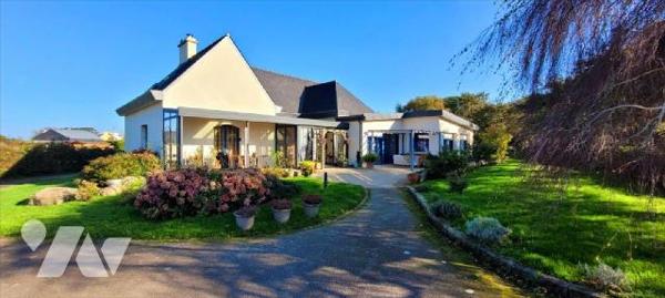 EXCLUSIVITE, LANDEDA. Dans un secteur recherché de la commune. très belle maison traditionnelle...