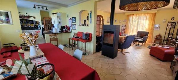 EXCLUSIVITE, LANDEDA. Dans un secteur recherché de la commune. très belle maison traditionnelle...