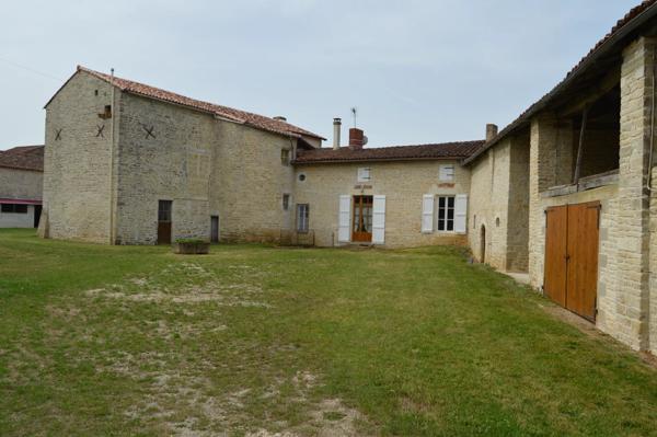 Ensemble immobilier avec beaucoup de potentiel - 15 minutes de Ruffec