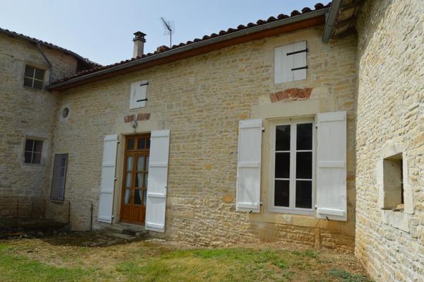 Ensemble immobilier avec beaucoup de potentiel - 15 minutes de Ruffec