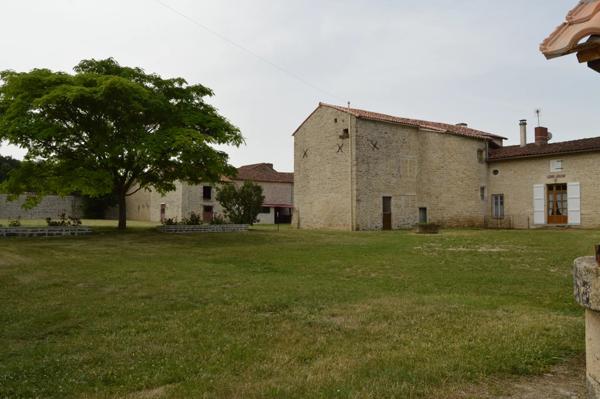Ensemble immobilier avec beaucoup de potentiel - 15 minutes de Ruffec