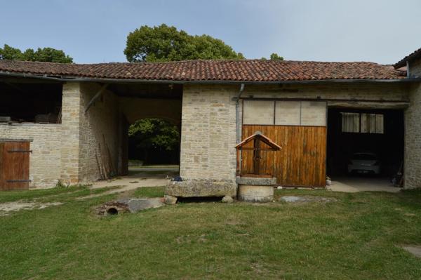 Ensemble immobilier avec beaucoup de potentiel - 15 minutes de Ruffec