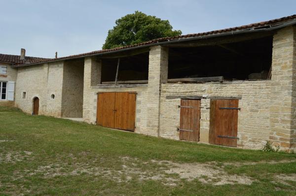 Ensemble immobilier avec beaucoup de potentiel - 15 minutes de Ruffec