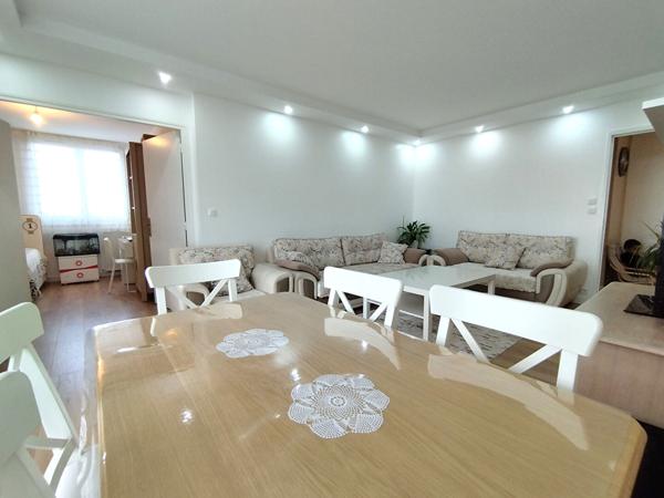 Appartement T4 proche gare, bus, commerce, ecole, tram