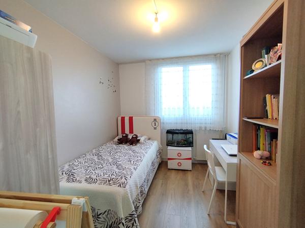 Appartement T4 proche gare, bus, commerce, ecole, tram
