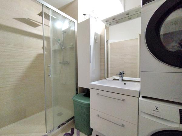 Appartement T4 proche gare, bus, commerce, ecole, tram