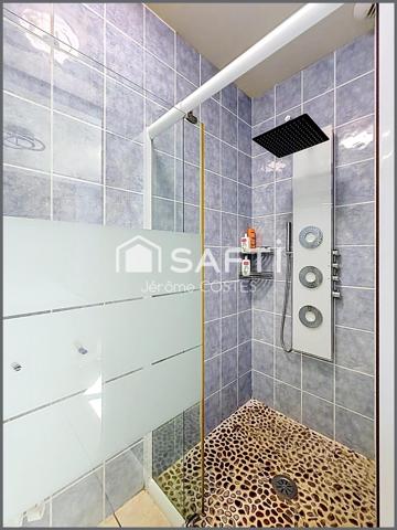 Propriété comptemporaine avec piscine et prestations haut de gamme