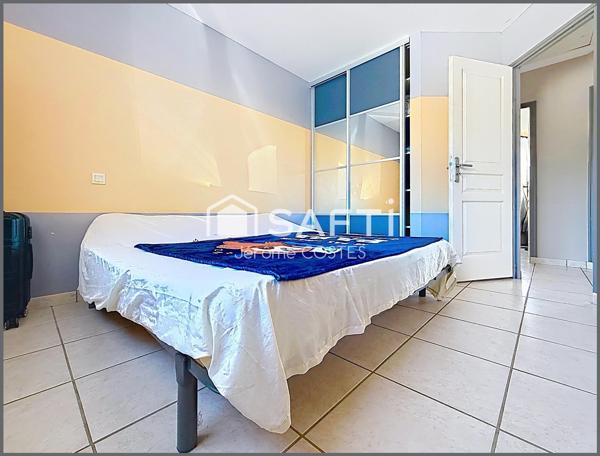 Propriété comptemporaine avec piscine et prestations haut de gamme