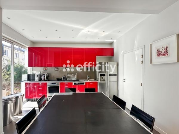 Appartement
         7 pièces
        - 216 m² 930 000 € *