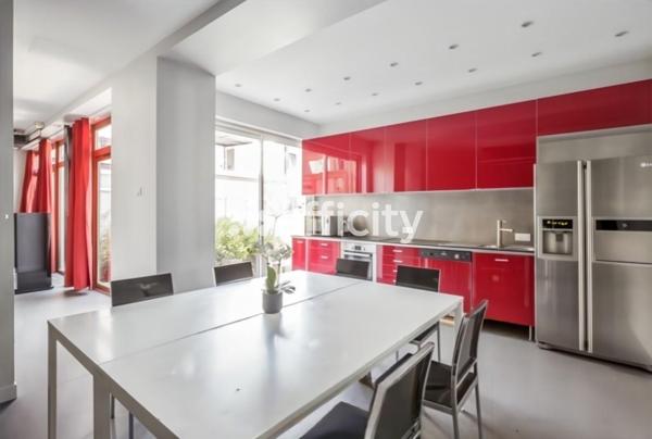 Appartement
         7 pièces
        - 216 m² 930 000 € *