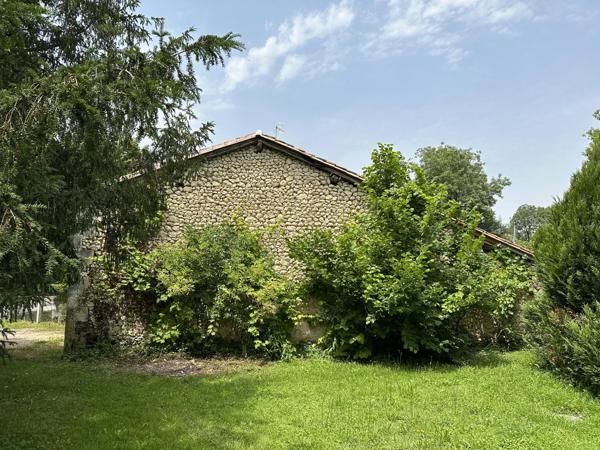 Maison de caractère en pierre avec grange et jardin