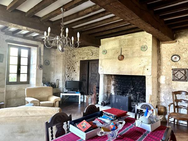 Maison de caractère en pierre avec grange et jardin