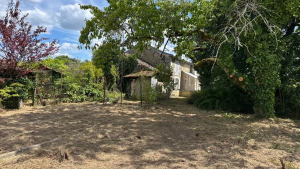 Maison à rénover intégralement avec grand terrain d'environ 3000 m2 – Bergerac (24)