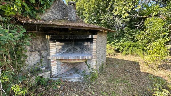 Maison à rénover intégralement avec grand terrain d'environ 3000 m2 – Bergerac (24)