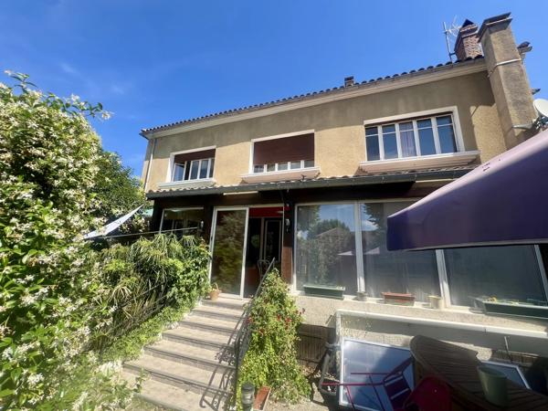Grande maison de village avec cinq chambres, chacune avec salle d’eau et jardin