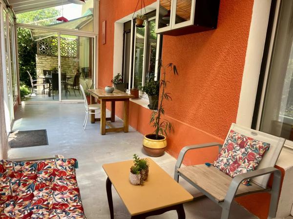 Grande maison de village avec cinq chambres, chacune avec salle d’eau et jardin