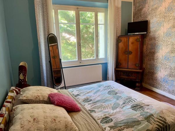 Grande maison de village avec cinq chambres, chacune avec salle d’eau et jardin