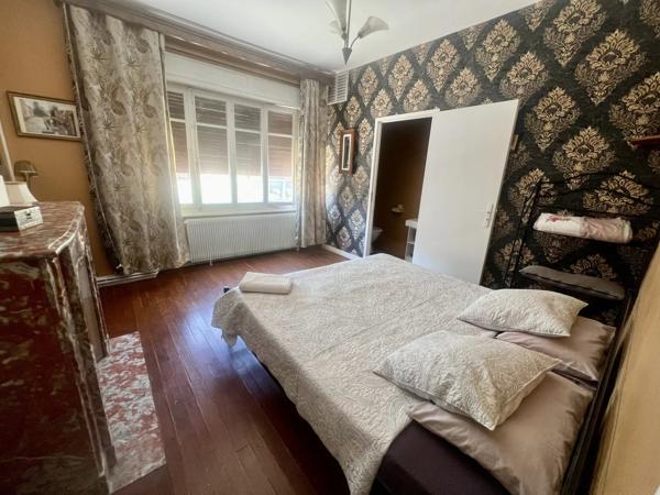 Grande maison de village avec cinq chambres, chacune avec salle d’eau et jardin