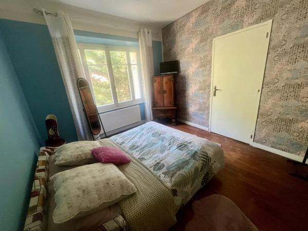 Grande maison de village avec cinq chambres, chacune avec salle d’eau et jardin