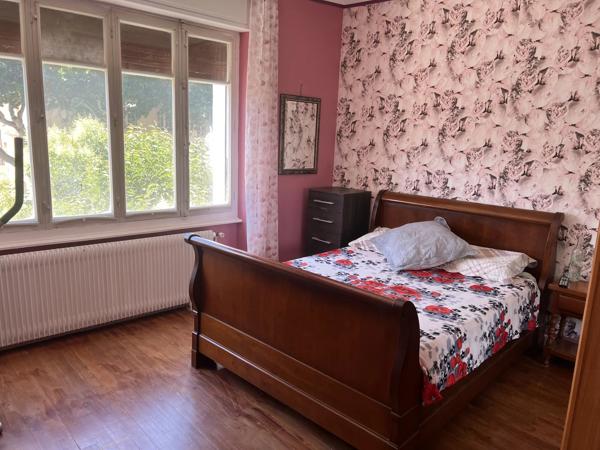 Grande maison de village avec cinq chambres, chacune avec salle d’eau et jardin