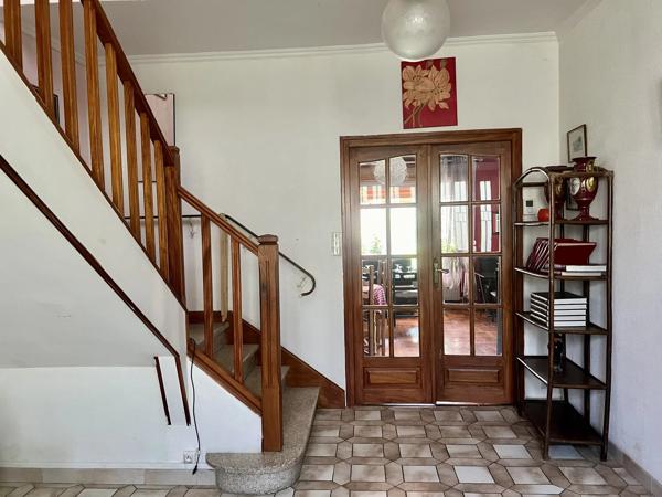 Grande maison de village avec cinq chambres, chacune avec salle d’eau et jardin