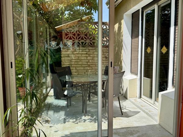 Grande maison de village avec cinq chambres, chacune avec salle d’eau et jardin