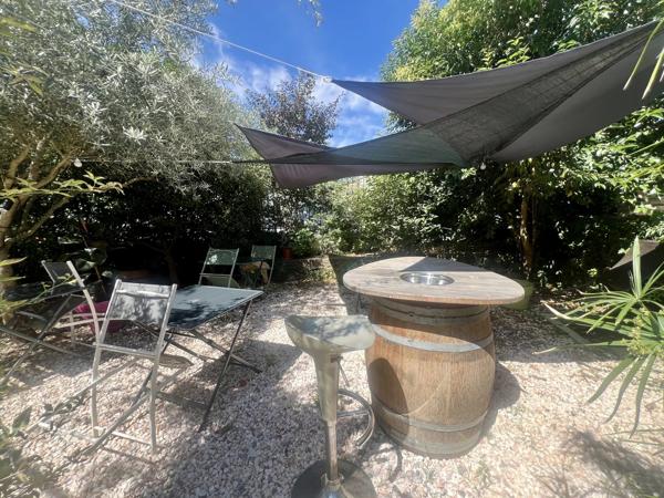 Grande maison de village avec cinq chambres, chacune avec salle d’eau et jardin