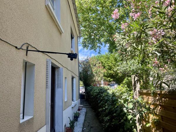 Grande maison de village avec cinq chambres, chacune avec salle d’eau et jardin