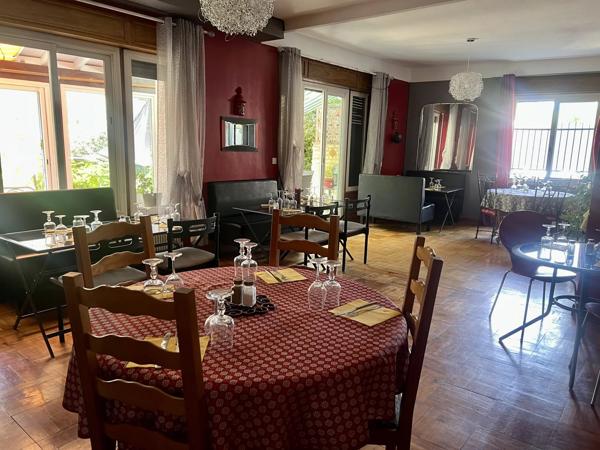 Grande maison de village avec cinq chambres, chacune avec salle d’eau et jardin