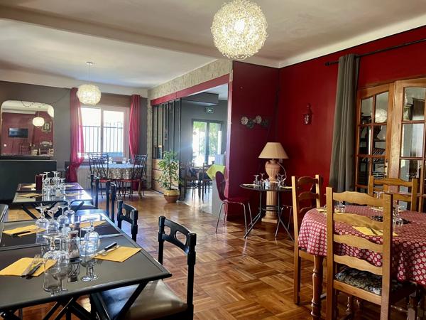 Grande maison de village avec cinq chambres, chacune avec salle d’eau et jardin