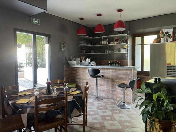 Grande maison de village avec cinq chambres, chacune avec salle d’eau et jardin