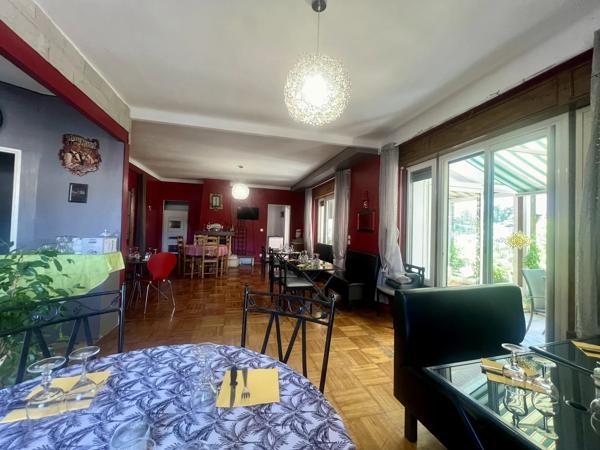Grande maison de village avec cinq chambres, chacune avec salle d’eau et jardin