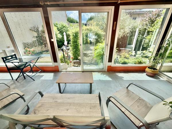 Grande maison de village avec cinq chambres, chacune avec salle d’eau et jardin