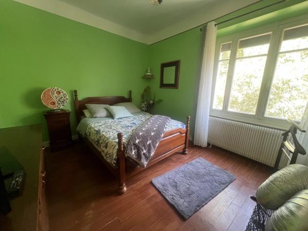 Grande maison de village avec cinq chambres, chacune avec salle d’eau et jardin