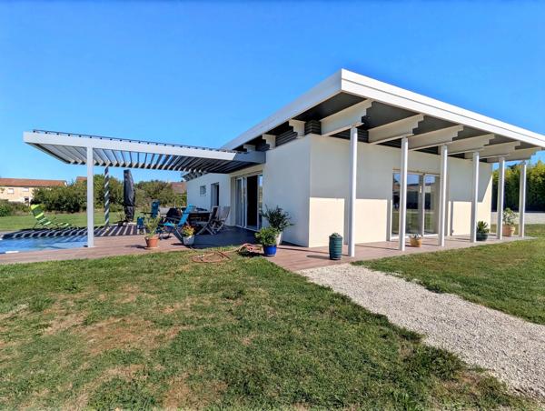 Maison contemporaine de 4 chambres avec piscine chauffée à l'eau salée et efficacité énergétique exceptionnelle classe A+, à distance de marche des commerces