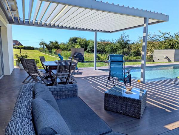 Maison contemporaine de 4 chambres avec piscine chauffée à l'eau salée et efficacité énergétique exceptionnelle classe A+, à distance de marche des commerces