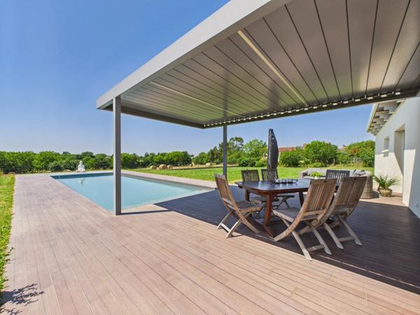 Maison contemporaine de 4 chambres avec piscine chauffée à l'eau salée et efficacité énergétique exceptionnelle classe A+, à distance de marche des commerces