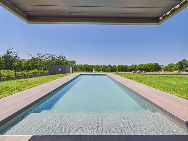 Maison contemporaine de 4 chambres avec piscine chauffée à l'eau salée et efficacité énergétique exceptionnelle classe A+, à distance de marche des commerces