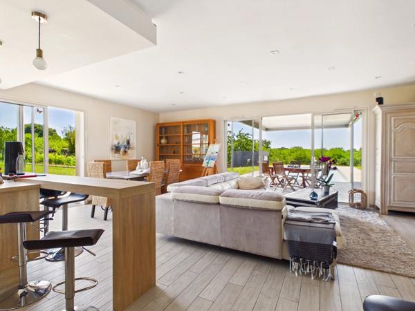 Maison contemporaine de 4 chambres avec piscine chauffée à l'eau salée et efficacité énergétique exceptionnelle classe A+, à distance de marche des commerces