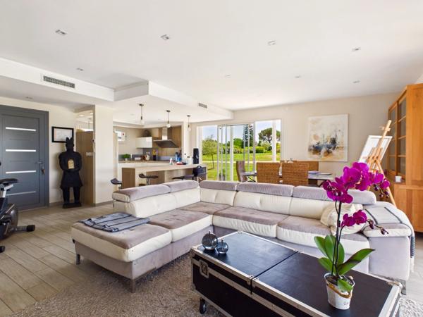 Maison contemporaine de 4 chambres avec piscine chauffée à l'eau salée et efficacité énergétique exceptionnelle classe A+, à distance de marche des commerces