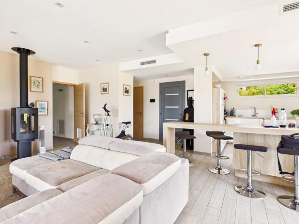 Maison contemporaine de 4 chambres avec piscine chauffée à l'eau salée et efficacité énergétique exceptionnelle classe A+, à distance de marche des commerces
