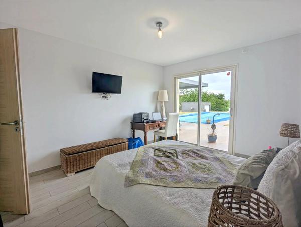 Maison contemporaine de 4 chambres avec piscine chauffée à l'eau salée et efficacité énergétique exceptionnelle classe A+, à distance de marche des commerces
