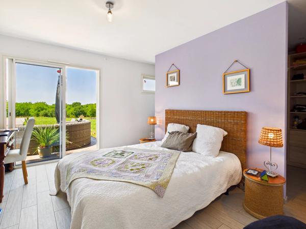 Maison contemporaine de 4 chambres avec piscine chauffée à l'eau salée et efficacité énergétique exceptionnelle classe A+, à distance de marche des commerces
