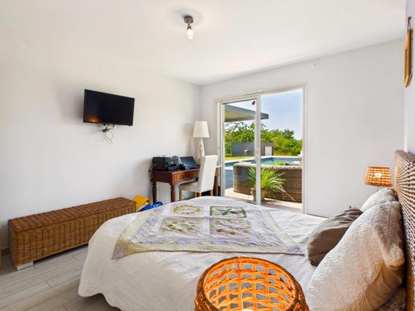 Maison contemporaine de 4 chambres avec piscine chauffée à l'eau salée et efficacité énergétique exceptionnelle classe A+, à distance de marche des commerces