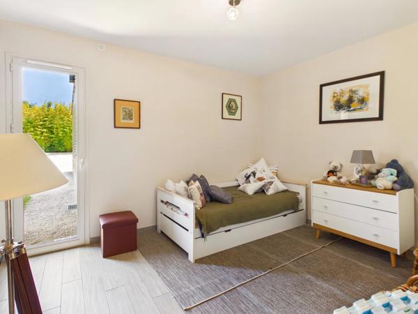 Maison contemporaine de 4 chambres avec piscine chauffée à l'eau salée et efficacité énergétique exceptionnelle classe A+, à distance de marche des commerces