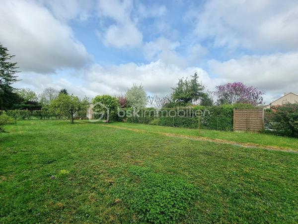 ** En EXCLUSIVITÉ ** Venez découvrir SANS TARDER cette maison en pierre située dans un village à 4 km de MAISON-ROUGE ( commerces de proximités, bus avec lignes régulières ) ainsi qu’à 10 km de Nangis ( gare SNCF, commodités et commerces ).

Cette maison d'environ 77 m² édifiée sur un terrain de 715 m², vous offre au rez-de-chaussée, une véranda, une cuisine dînatoire, un séjour, une salle d’eau, un WC indépendant et une chambre.
À l'étage vous disposerez d'une chambre et d’une pièce.
Une annexe attenante divisée en deux partie chaufferie et atelier, ainsi qu’un grenier vient compléter ce bien.
À l'extérieur vous bénéficierez également d’un grand préau, de plusieurs places de stationnement, d'un jardin entièrement clos et d'une terrasse.

Quelques travaux sont à prévoir.

Les ++ : Portail motorisé, fenêtres PVC double vitrage, porte d’entrée aluminium, chaudière gaz de 2021, grand préau, plusieurs places de stationnement ! 

N'attendez plus, contactez-nous !

Pour plus d'information n'hésitez pas à contacter Julien et Cindy LUCIANI au 06 52 63 33 63.