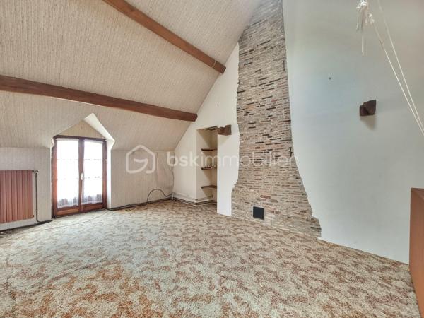 ** En EXCLUSIVITÉ ** Venez découvrir SANS TARDER cette maison en pierre située dans un village à 4 km de MAISON-ROUGE ( commerces de proximités, bus avec lignes régulières ) ainsi qu’à 10 km de Nangis ( gare SNCF, commodités et commerces ).

Cette maison d'environ 77 m² édifiée sur un terrain de 715 m², vous offre au rez-de-chaussée, une véranda, une cuisine dînatoire, un séjour, une salle d’eau, un WC indépendant et une chambre.
À l'étage vous disposerez d'une chambre et d’une pièce.
Une annexe attenante divisée en deux partie chaufferie et atelier, ainsi qu’un grenier vient compléter ce bien.
À l'extérieur vous bénéficierez également d’un grand préau, de plusieurs places de stationnement, d'un jardin entièrement clos et d'une terrasse.

Quelques travaux sont à prévoir.

Les ++ : Portail motorisé, fenêtres PVC double vitrage, porte d’entrée aluminium, chaudière gaz de 2021, grand préau, plusieurs places de stationnement ! 

N'attendez plus, contactez-nous !

Pour plus d'information n'hésitez pas à contacter Julien et Cindy LUCIANI au 06 52 63 33 63.