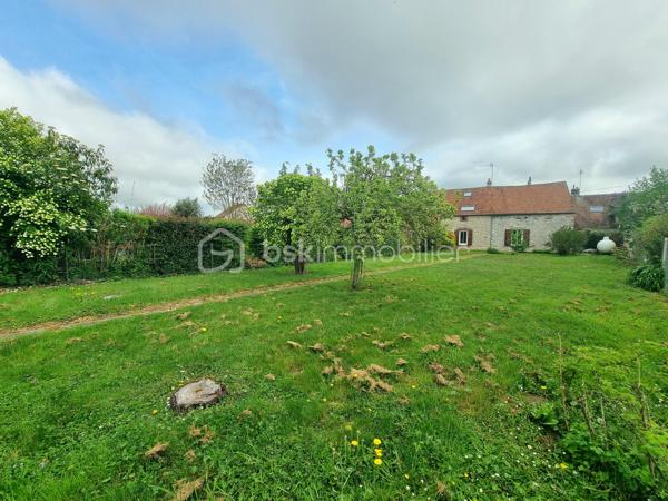 ** En EXCLUSIVITÉ ** Venez découvrir SANS TARDER cette maison en pierre située dans un village à 4 km de MAISON-ROUGE ( commerces de proximités, bus avec lignes régulières ) ainsi qu’à 10 km de Nangis ( gare SNCF, commodités et commerces ).

Cette maison d'environ 77 m² édifiée sur un terrain de 715 m², vous offre au rez-de-chaussée, une véranda, une cuisine dînatoire, un séjour, une salle d’eau, un WC indépendant et une chambre.
À l'étage vous disposerez d'une chambre et d’une pièce.
Une annexe attenante divisée en deux partie chaufferie et atelier, ainsi qu’un grenier vient compléter ce bien.
À l'extérieur vous bénéficierez également d’un grand préau, de plusieurs places de stationnement, d'un jardin entièrement clos et d'une terrasse.

Quelques travaux sont à prévoir.

Les ++ : Portail motorisé, fenêtres PVC double vitrage, porte d’entrée aluminium, chaudière gaz de 2021, grand préau, plusieurs places de stationnement ! 

N'attendez plus, contactez-nous !

Pour plus d'information n'hésitez pas à contacter Julien et Cindy LUCIANI au 06 52 63 33 63.