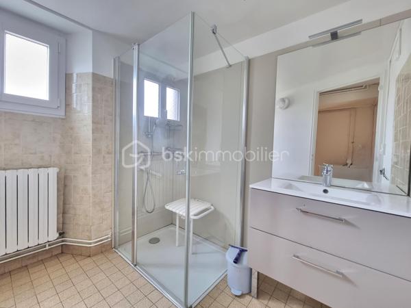 ** En EXCLUSIVITÉ ** Venez découvrir SANS TARDER cette maison en pierre située dans un village à 4 km de MAISON-ROUGE ( commerces de proximités, bus avec lignes régulières ) ainsi qu’à 10 km de Nangis ( gare SNCF, commodités et commerces ).

Cette maison d'environ 77 m² édifiée sur un terrain de 715 m², vous offre au rez-de-chaussée, une véranda, une cuisine dînatoire, un séjour, une salle d’eau, un WC indépendant et une chambre.
À l'étage vous disposerez d'une chambre et d’une pièce.
Une annexe attenante divisée en deux partie chaufferie et atelier, ainsi qu’un grenier vient compléter ce bien.
À l'extérieur vous bénéficierez également d’un grand préau, de plusieurs places de stationnement, d'un jardin entièrement clos et d'une terrasse.

Quelques travaux sont à prévoir.

Les ++ : Portail motorisé, fenêtres PVC double vitrage, porte d’entrée aluminium, chaudière gaz de 2021, grand préau, plusieurs places de stationnement ! 

N'attendez plus, contactez-nous !

Pour plus d'information n'hésitez pas à contacter Julien et Cindy LUCIANI au 06 52 63 33 63.