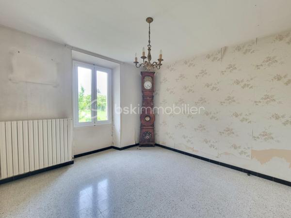 ** En EXCLUSIVITÉ ** Venez découvrir SANS TARDER cette maison en pierre située dans un village à 4 km de MAISON-ROUGE ( commerces de proximités, bus avec lignes régulières ) ainsi qu’à 10 km de Nangis ( gare SNCF, commodités et commerces ).

Cette maison d'environ 77 m² édifiée sur un terrain de 715 m², vous offre au rez-de-chaussée, une véranda, une cuisine dînatoire, un séjour, une salle d’eau, un WC indépendant et une chambre.
À l'étage vous disposerez d'une chambre et d’une pièce.
Une annexe attenante divisée en deux partie chaufferie et atelier, ainsi qu’un grenier vient compléter ce bien.
À l'extérieur vous bénéficierez également d’un grand préau, de plusieurs places de stationnement, d'un jardin entièrement clos et d'une terrasse.

Quelques travaux sont à prévoir.

Les ++ : Portail motorisé, fenêtres PVC double vitrage, porte d’entrée aluminium, chaudière gaz de 2021, grand préau, plusieurs places de stationnement ! 

N'attendez plus, contactez-nous !

Pour plus d'information n'hésitez pas à contacter Julien et Cindy LUCIANI au 06 52 63 33 63.